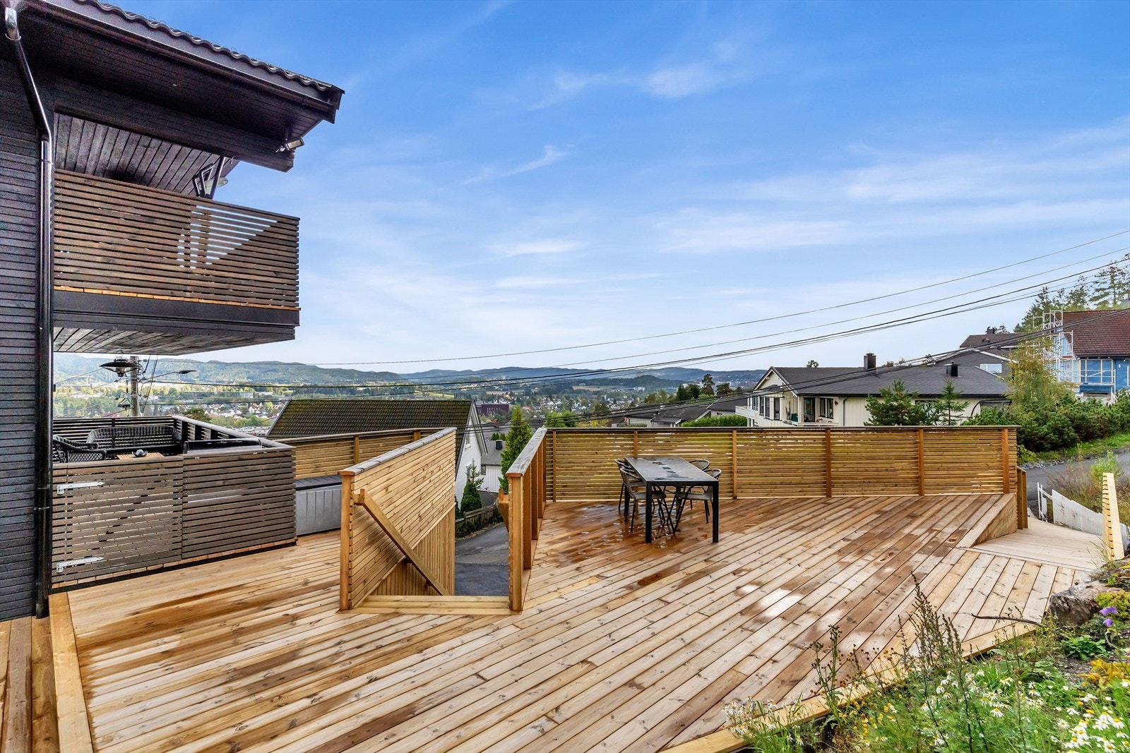 Solfylt uteplass som kan nytes om sommeren fra morgen til kveld. Galleribilde