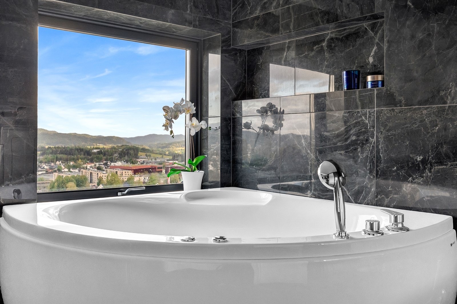 Slapp av i det luksuriøse boblebad mens du nyter en fantastisk utsikt. Galleribilde