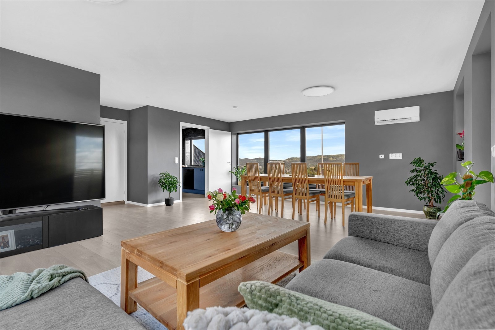 Sofagruppen er naturlig plassert i den ene enden av allrommet. Galleribilde