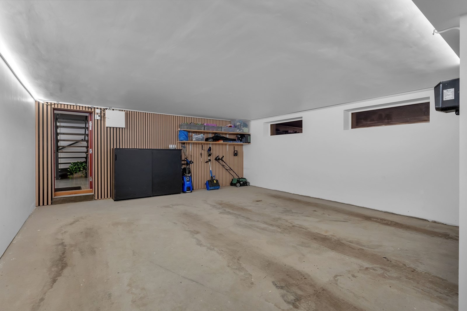 Den doble garasjen tilbyr sjenerøst med plass og gir enkel tilgang til både bilene og ekstra lagringsbehov. Galleribilde