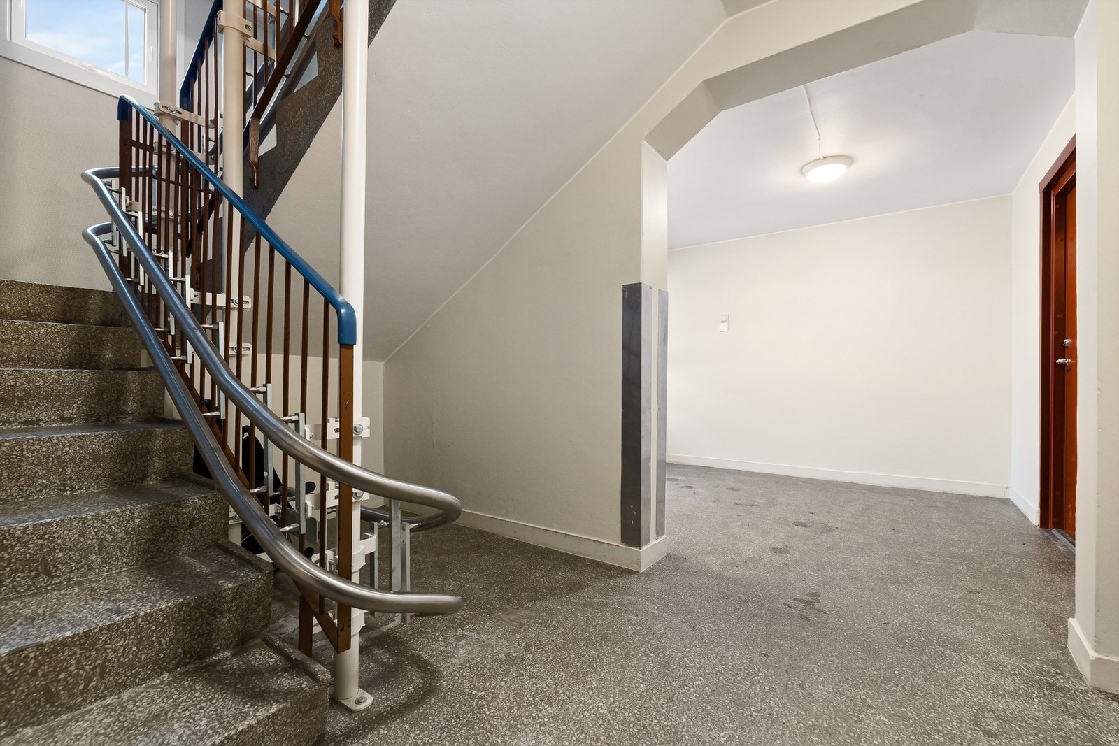 Det er god plass til barnevogn i oppgangen (trappefri adkomst), i tillegg disponerer boligen to boder på hhv. 3 kvm og 11 kvm gulvareal Galleribilde