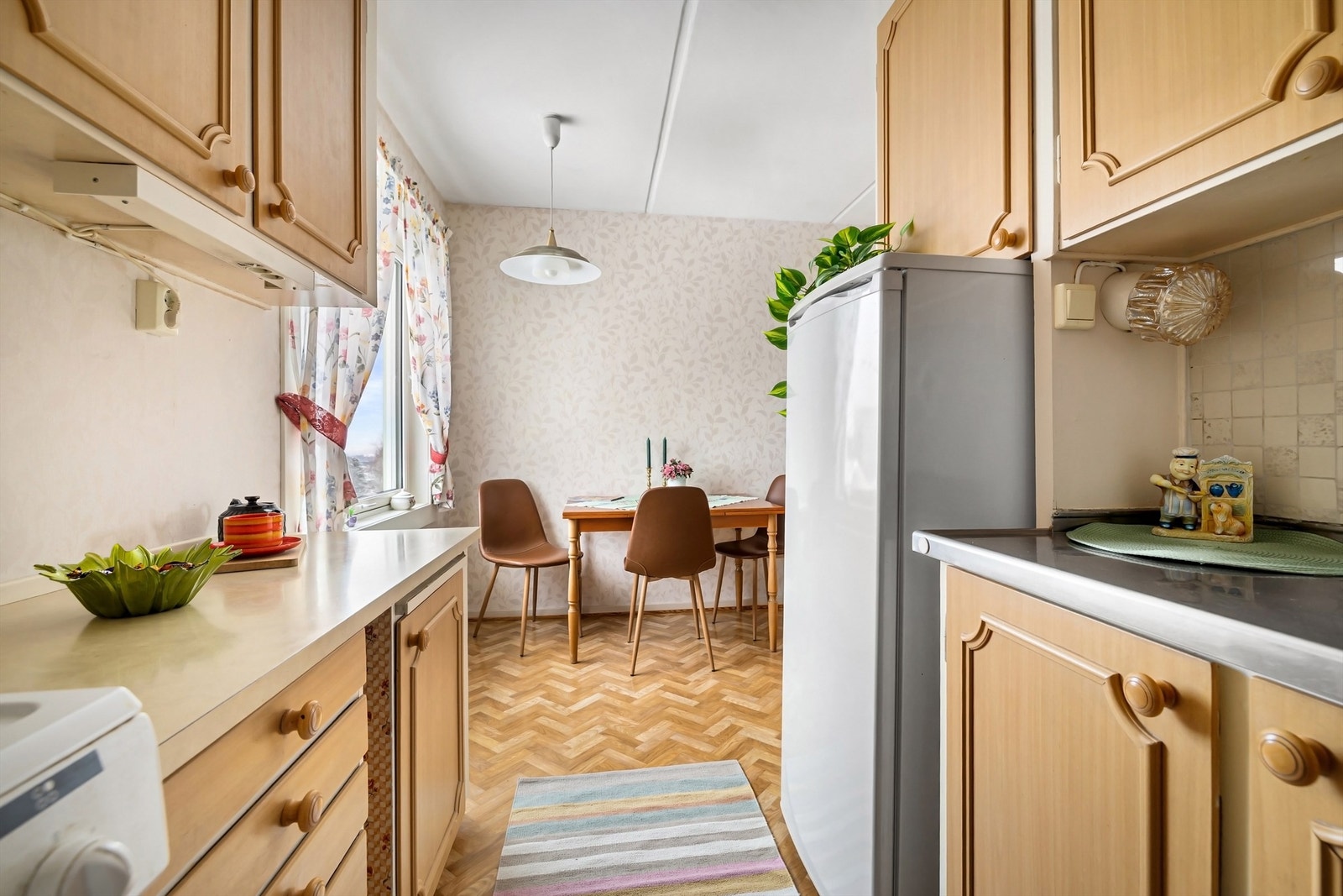 Hvitevarer som stekeovn og kjøleskap er plassert i nisje Galleribilde