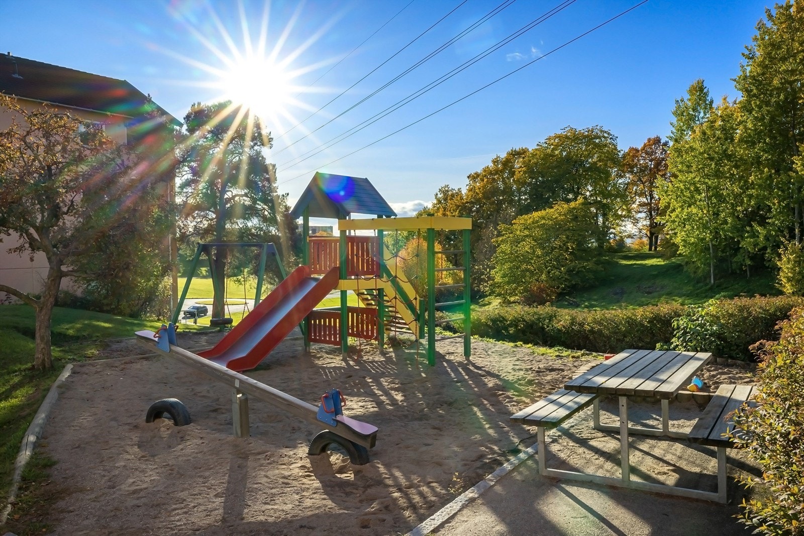 På lekeplassen møtes store og små til en kaffekopp og lek Galleribilde