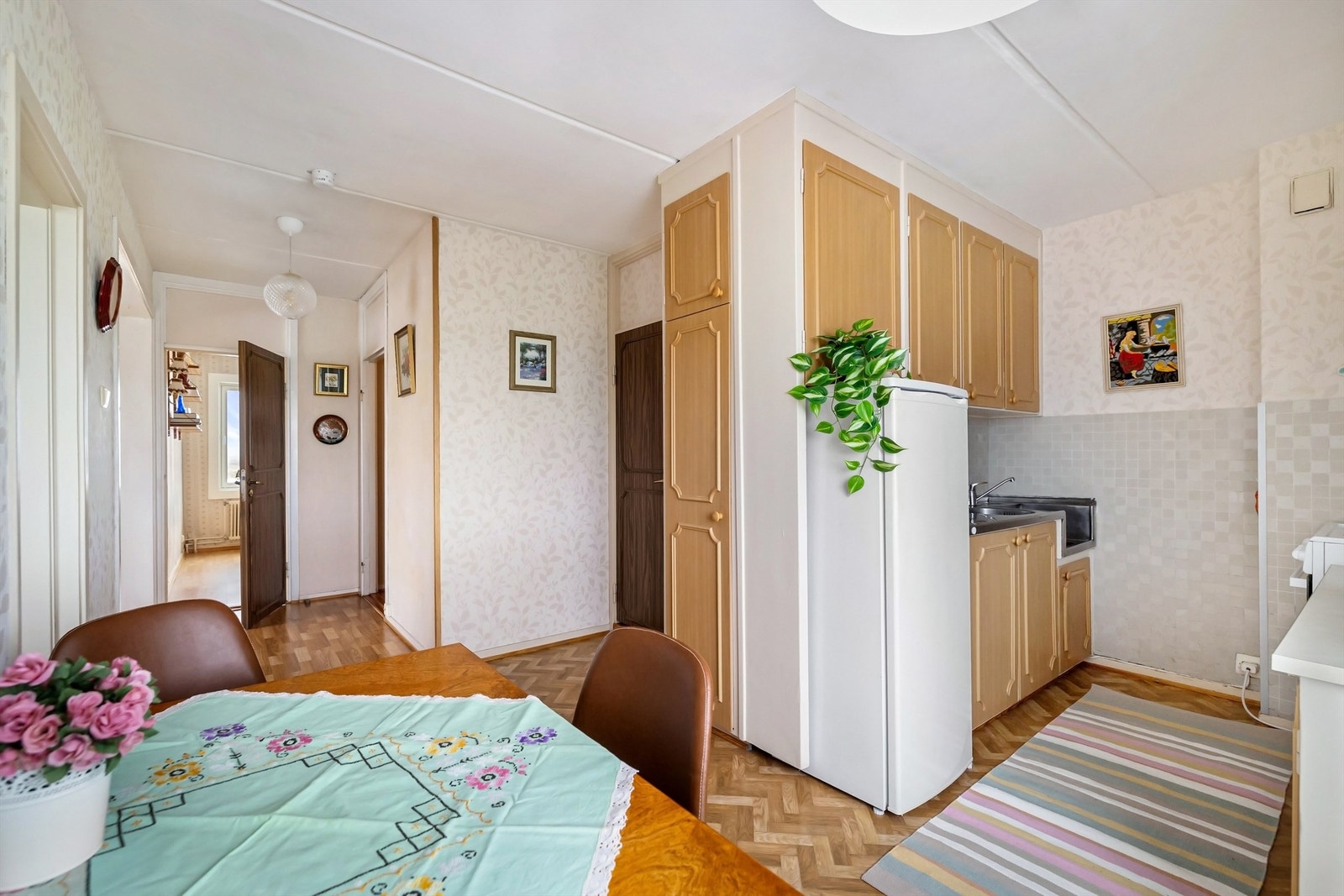 Innredningen har profilerte fronter og oppvaskkum med utslagsvask Galleribilde