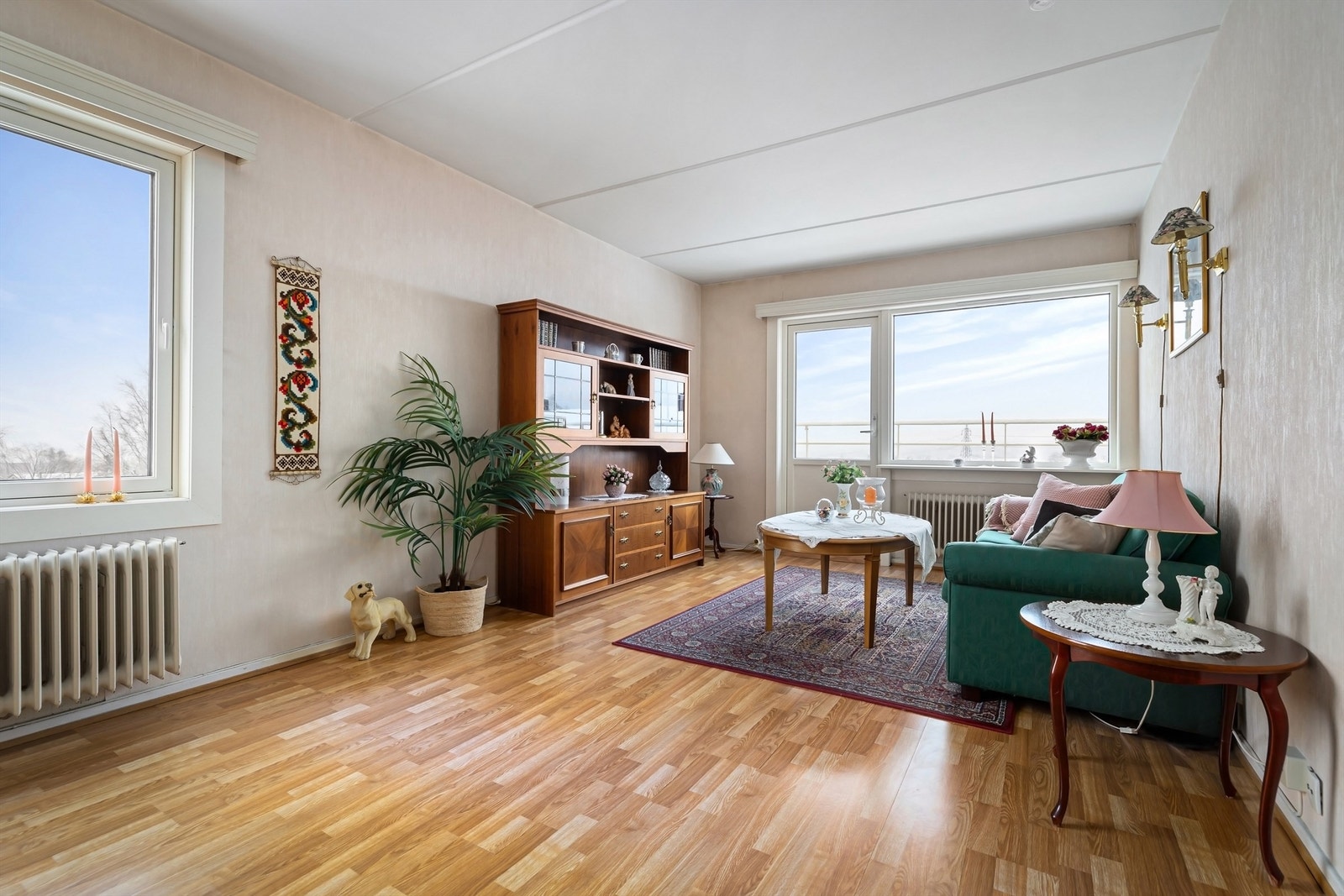 Her er det god plass til sofa med tilhørende salongbord og tv-seksjon, for ikke å glemme god plass til en romslig spisestue Galleribilde