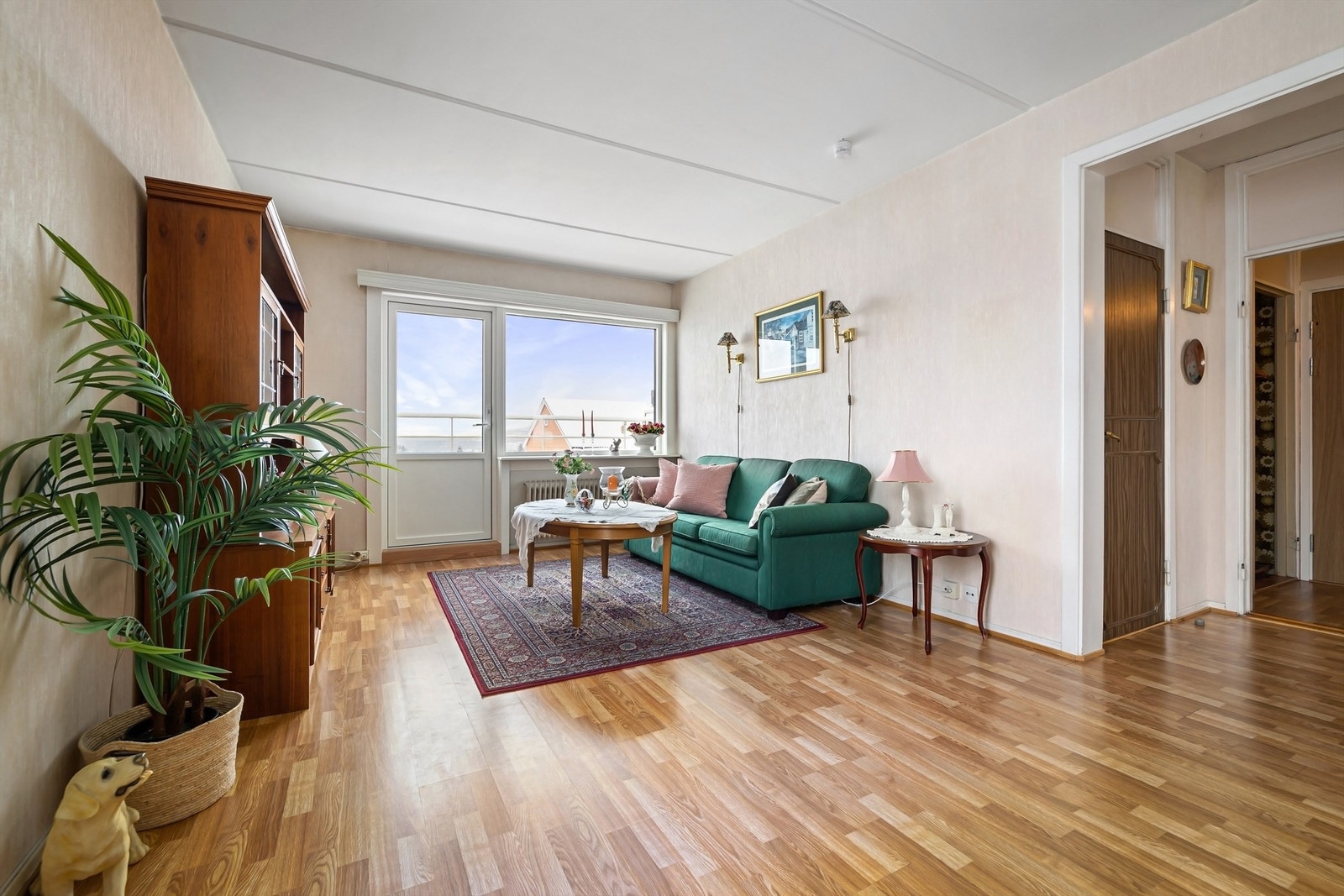 Rommet er romslig og har en veldimensjonert utforming hvor man med enkelthet kan innrede etter eget ønske og personlige stil Galleribilde