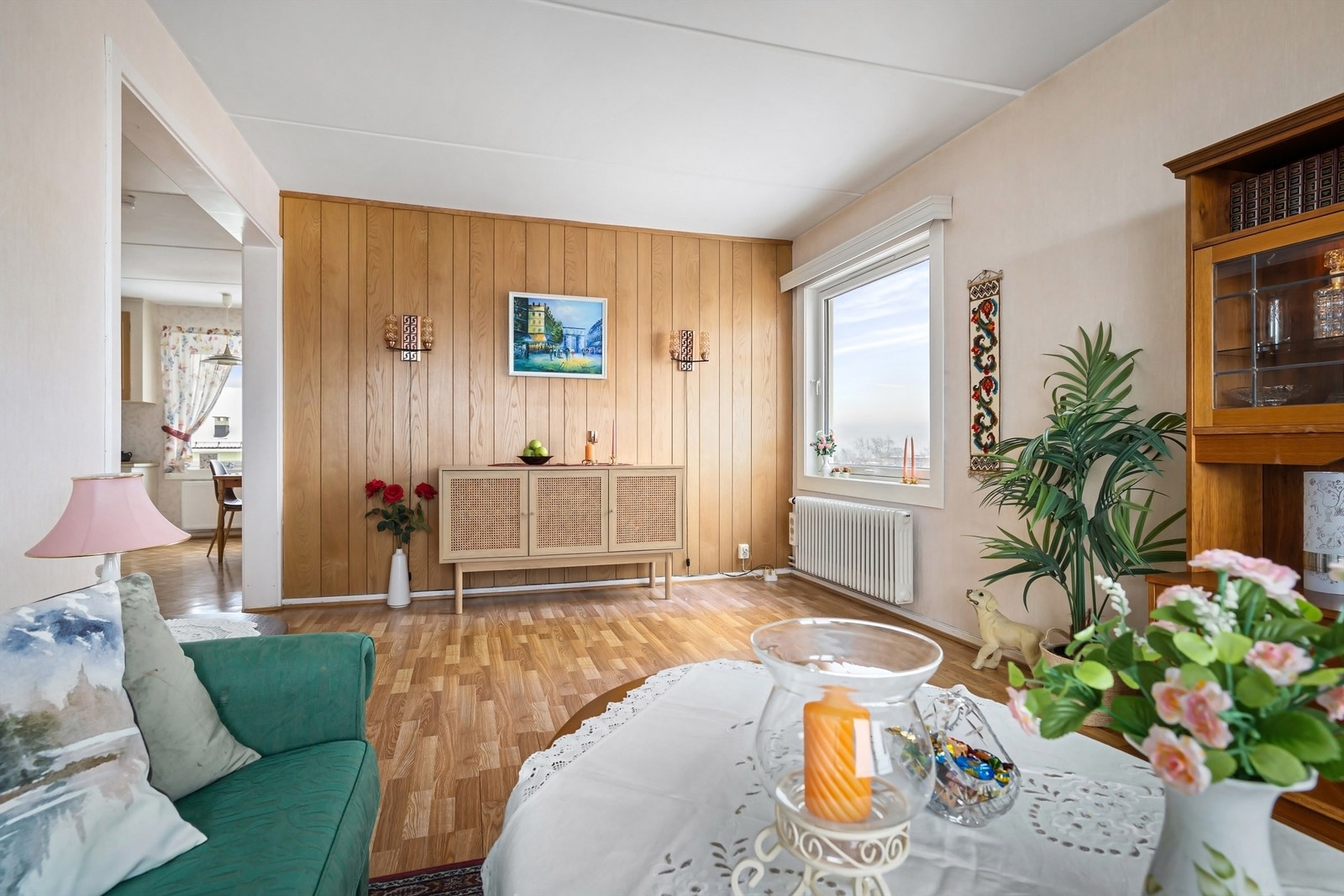 Veggflatene er tapetserte, med en fondvegg av koreapanel og på gulvet er det laminat Galleribilde