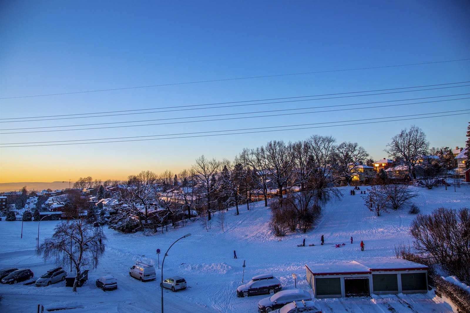 Den lokale akebakke samler store og små i borettslaget Galleribilde