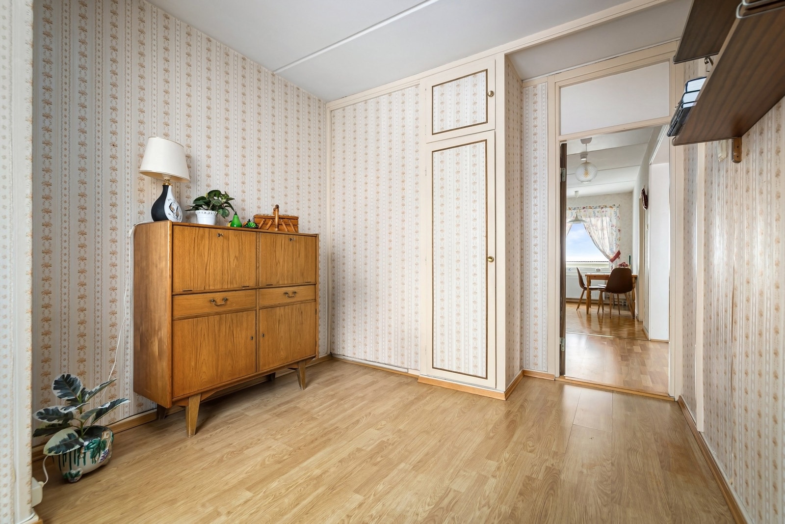 Plassbygd, originalt garderobeskap/kott er intakt Galleribilde