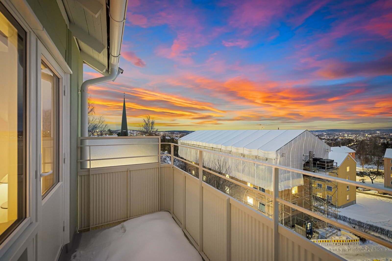 3-roms topp- og endeleilighet med solrik balkong Galleribilde