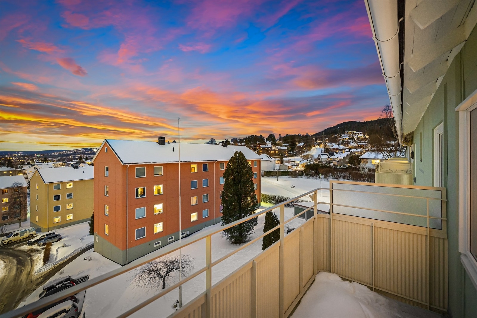 I følge solkart er solen på balkongen fra ca. kl. 14.00 og 21.30 på sommerstid Galleribilde