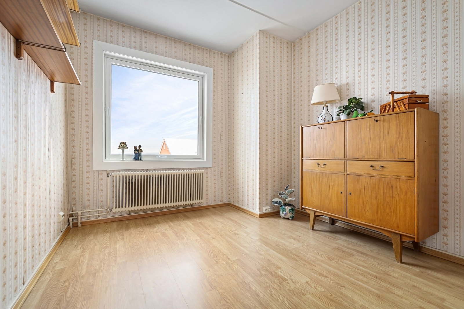 Boligens andre soverom er også av god størrelse, med plass til dobbeltseng Galleribilde