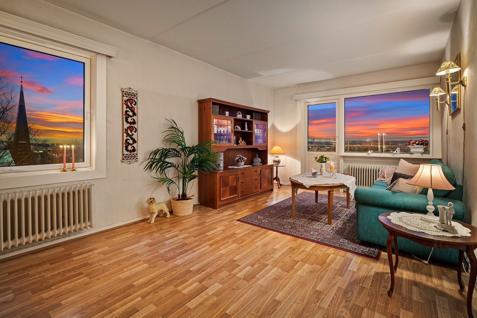 Det første som møter deg er store vindusflater på flere kanter og balkongdør som gir en god atmosfære Galleribilde