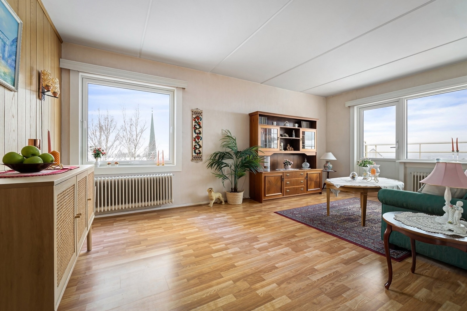 Sentralvarme med radiatorer tilknyttet fjernvarmeanlegg, oppvarming og varmtvann er inkludert i felleskostnadene Galleribilde