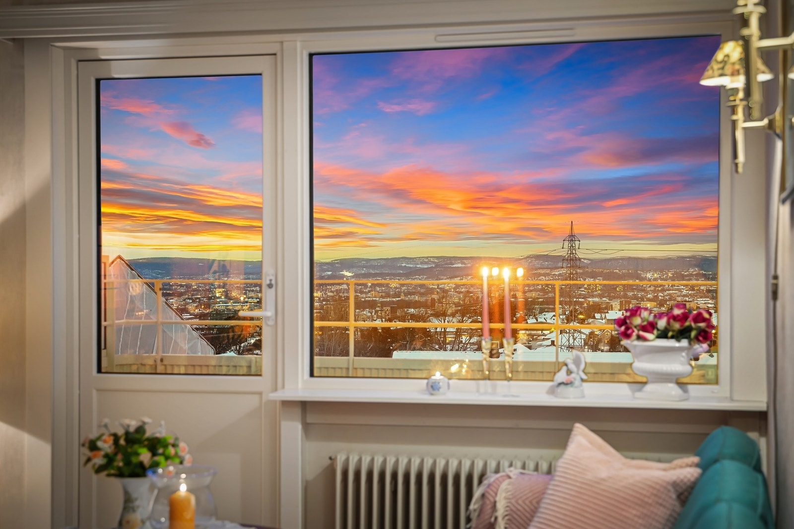 I og med at leiligheten ligger i byggets fjerde og øverste etasje er det lite direkte innsyn til leiligheten Galleribilde