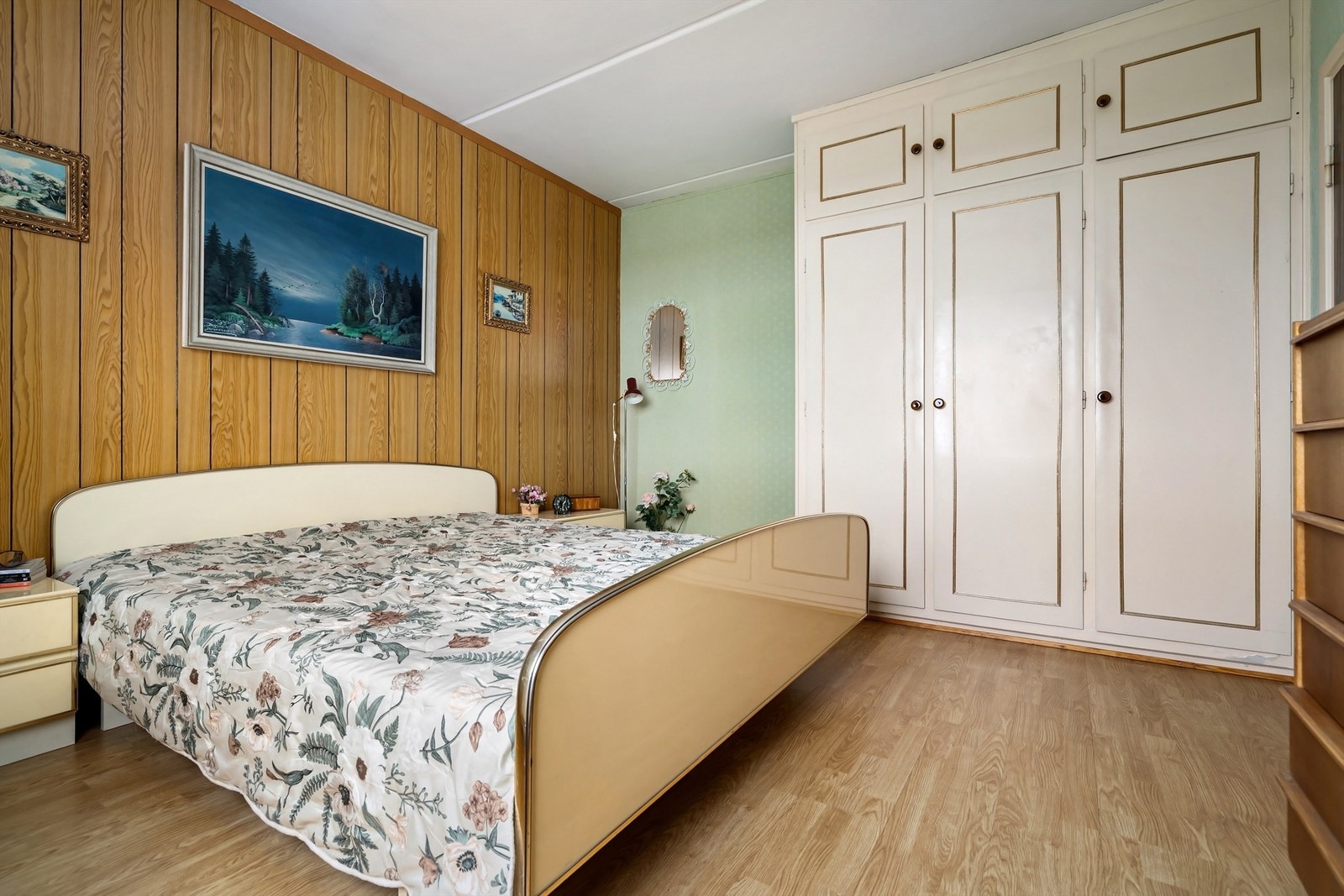 God oppbevaringskapasitet i plassbygd, original garderobeløsning Galleribilde