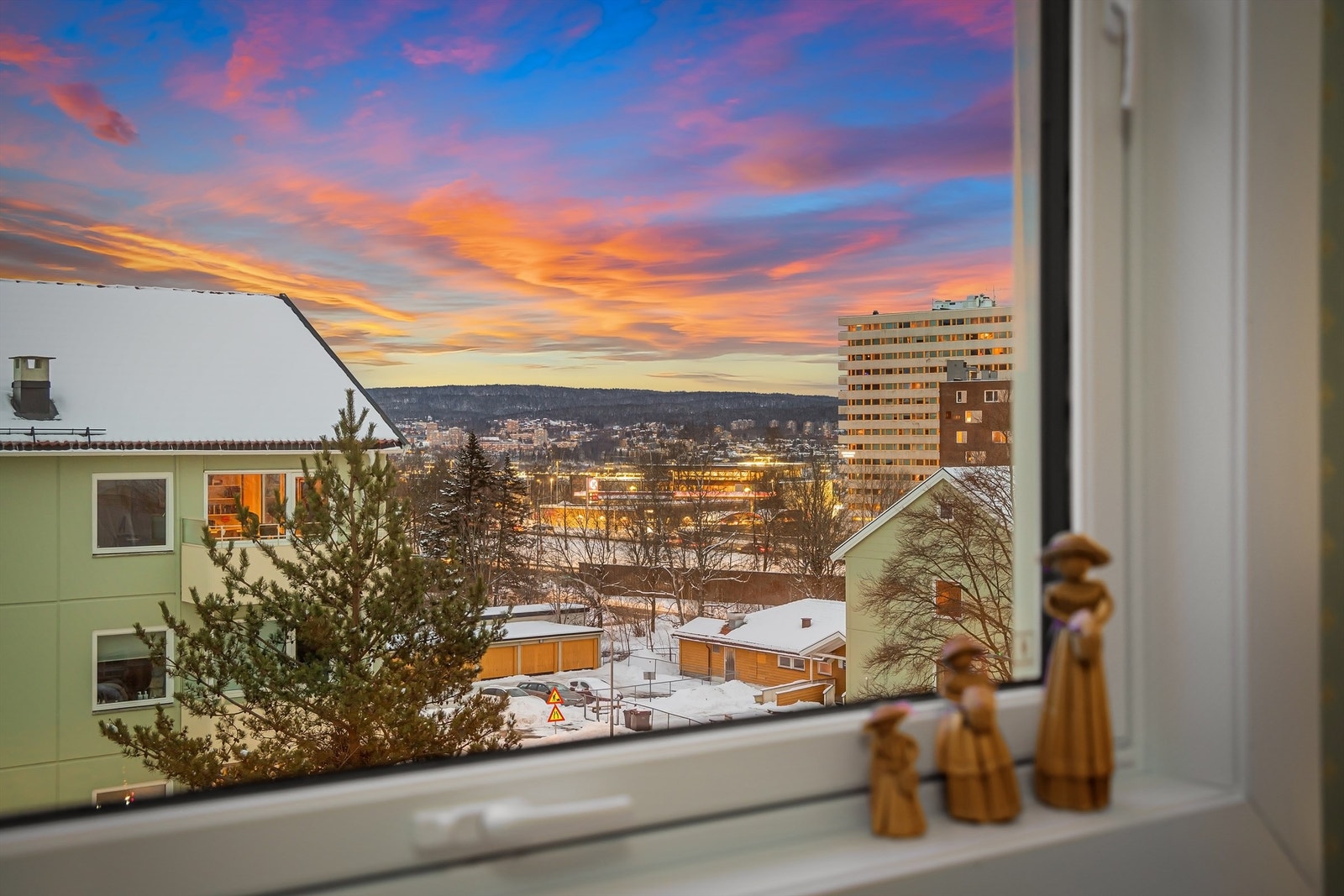 Stort vindu slipper inn godt med lys og gjør rommet lyst og luftig Galleribilde