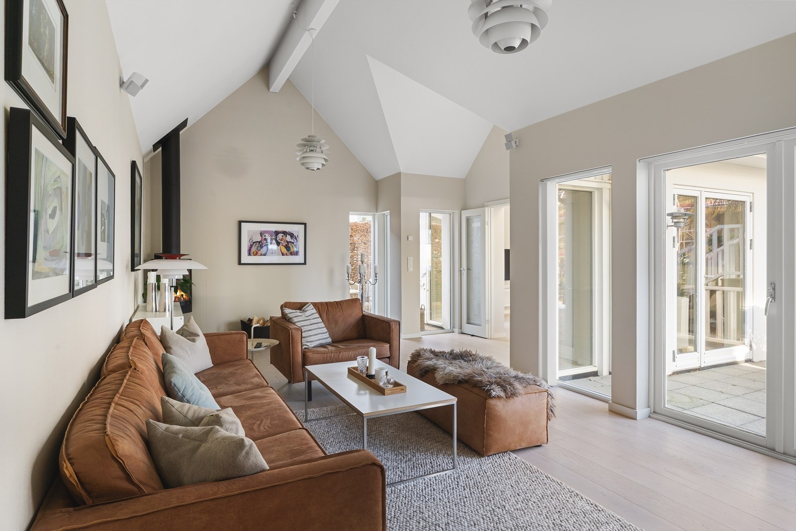 Fra stuen er det direkte utgang til hage og uteområde. Overbygget uteområde er like utenfor. Galleribilde