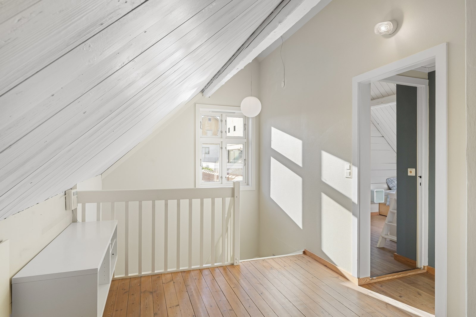 Andre etasje består i dag av 3 soverom, bad og gang. Galleribilde