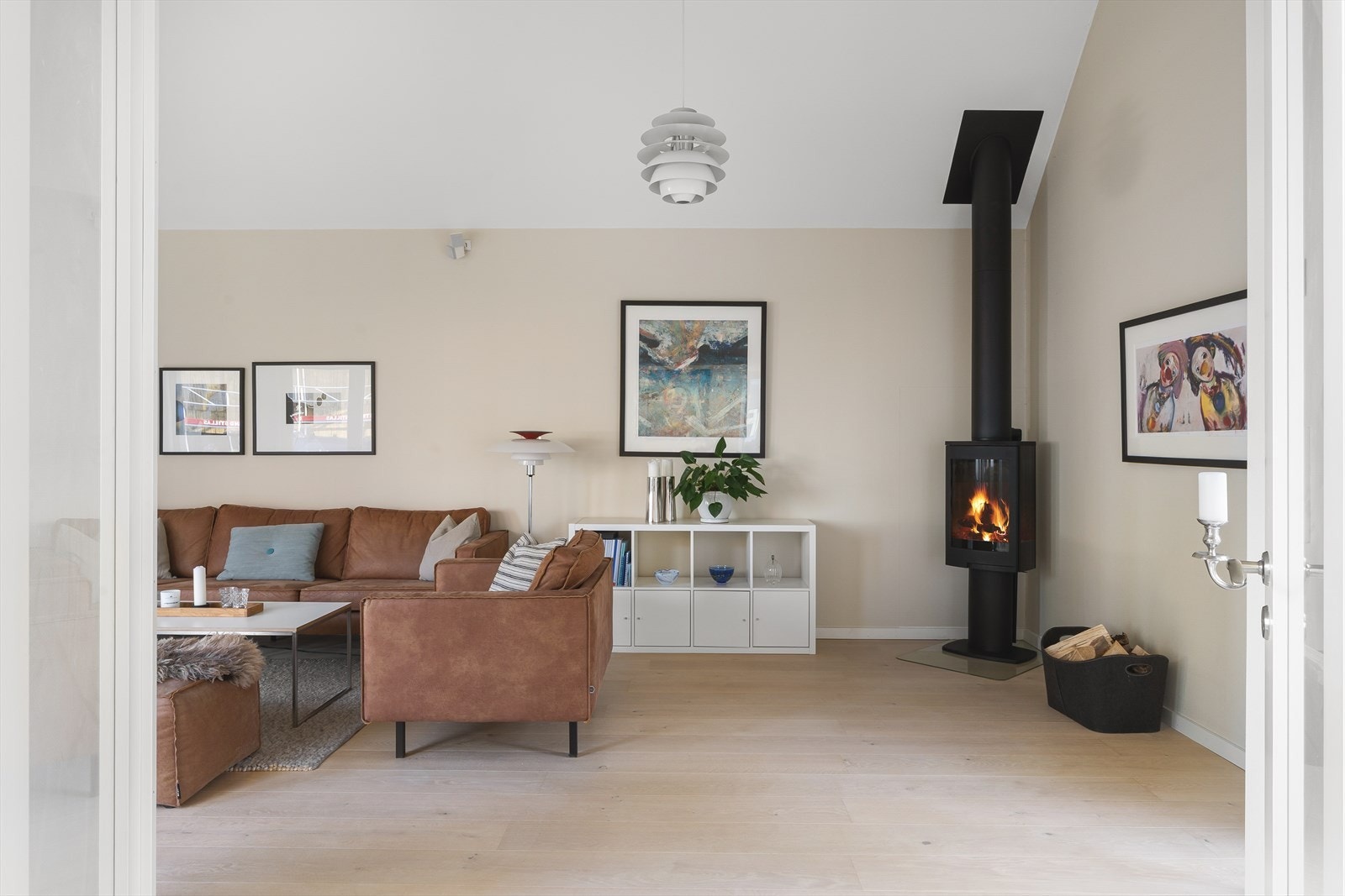 Det er montert vedovn i hovedstue i tillegg til vannbåren varme i gulv Galleribilde