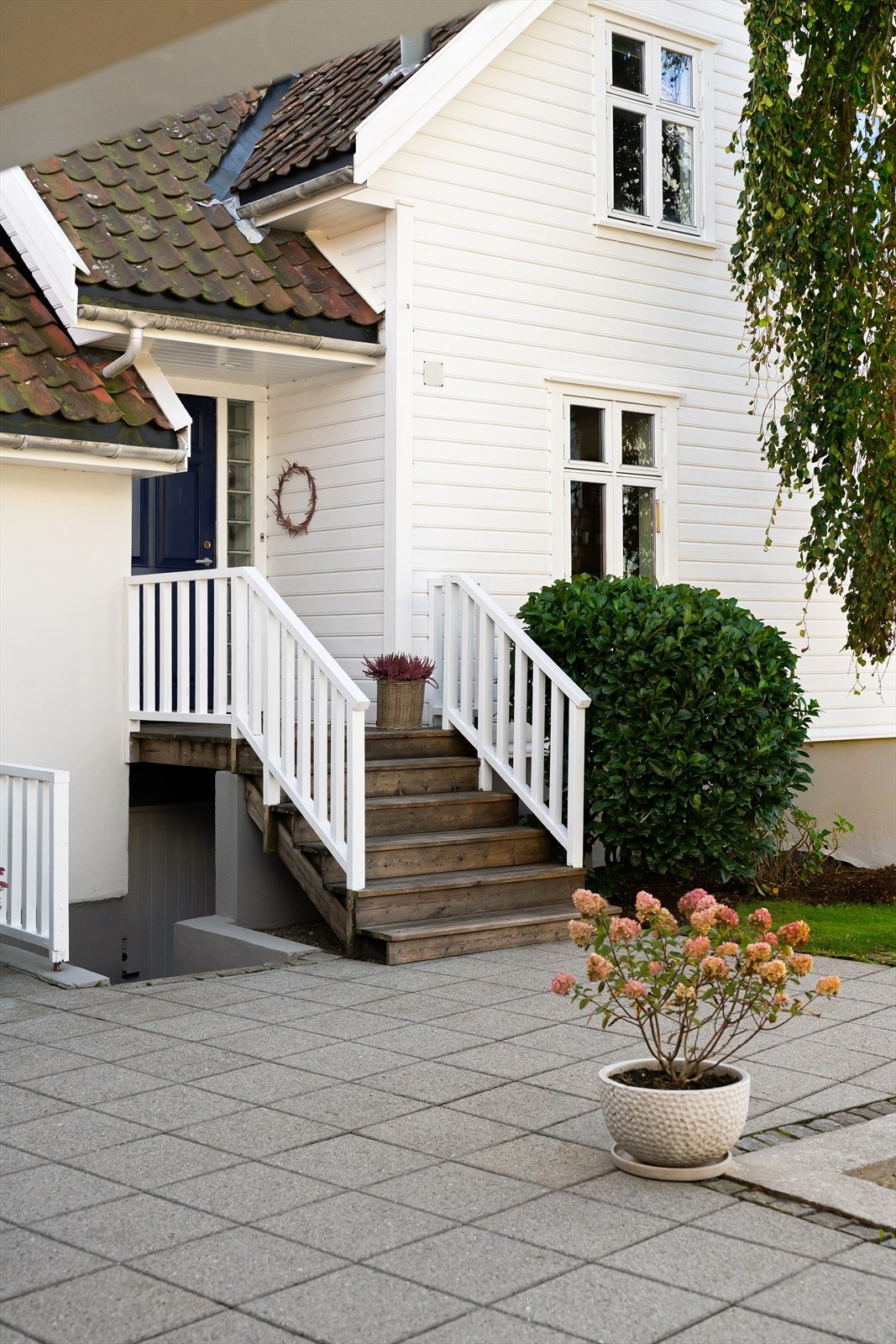 Hovedinngang og egen inngang til underetasje. Galleribilde