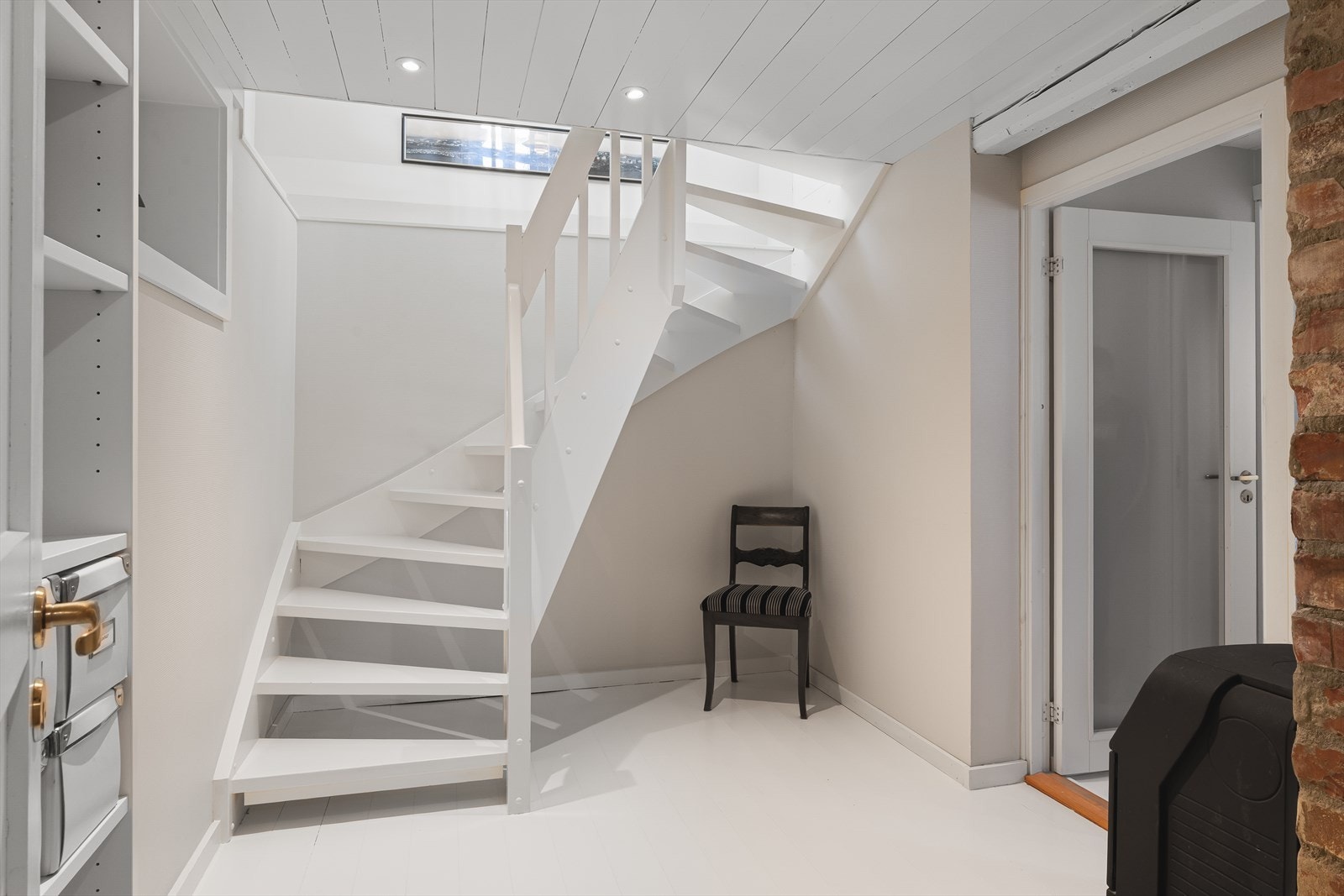 Trappeadkomst innvendig til underetasjen Galleribilde