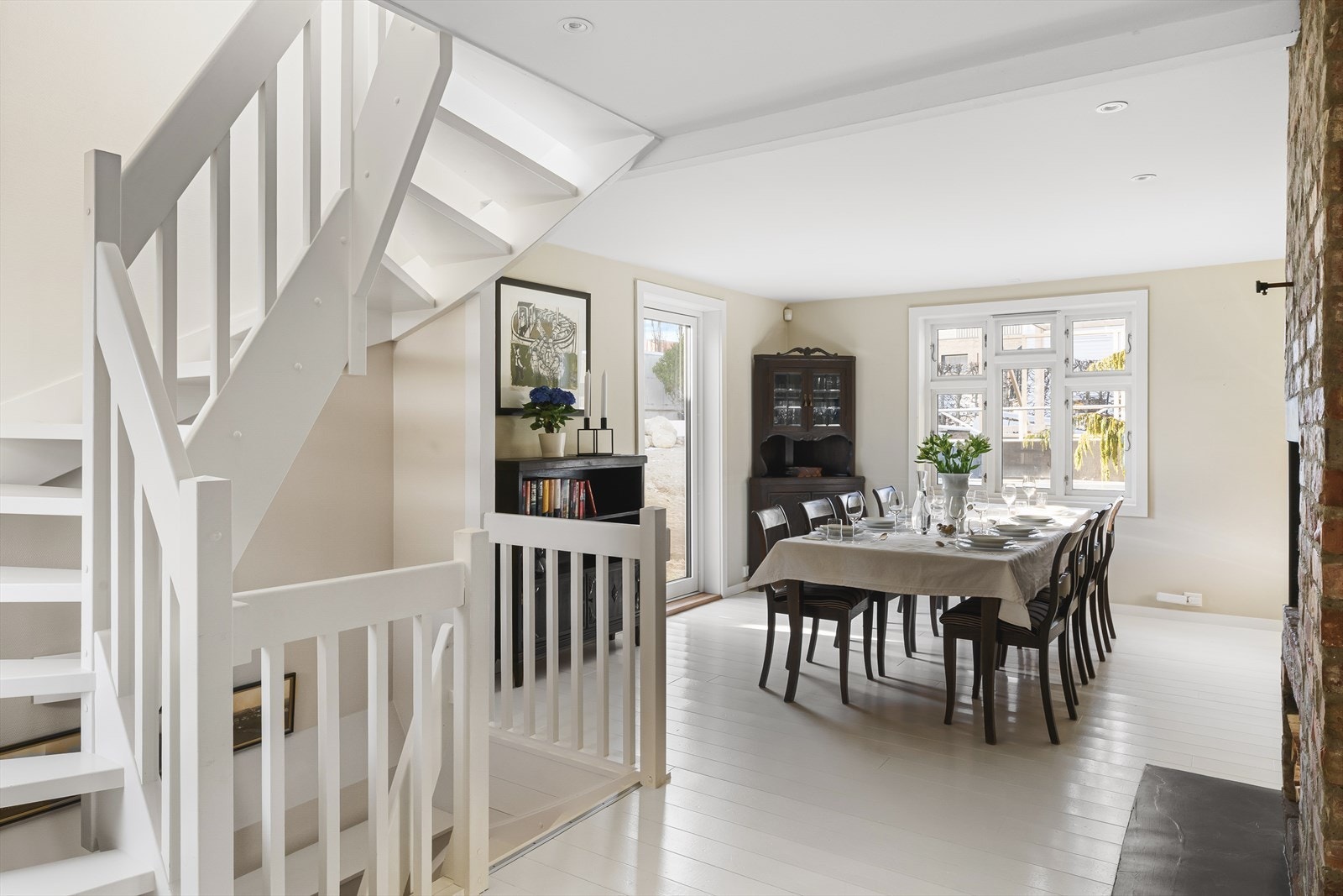 Utgang til hage fra spisestue. Terrassedør ny 2025. Galleribilde