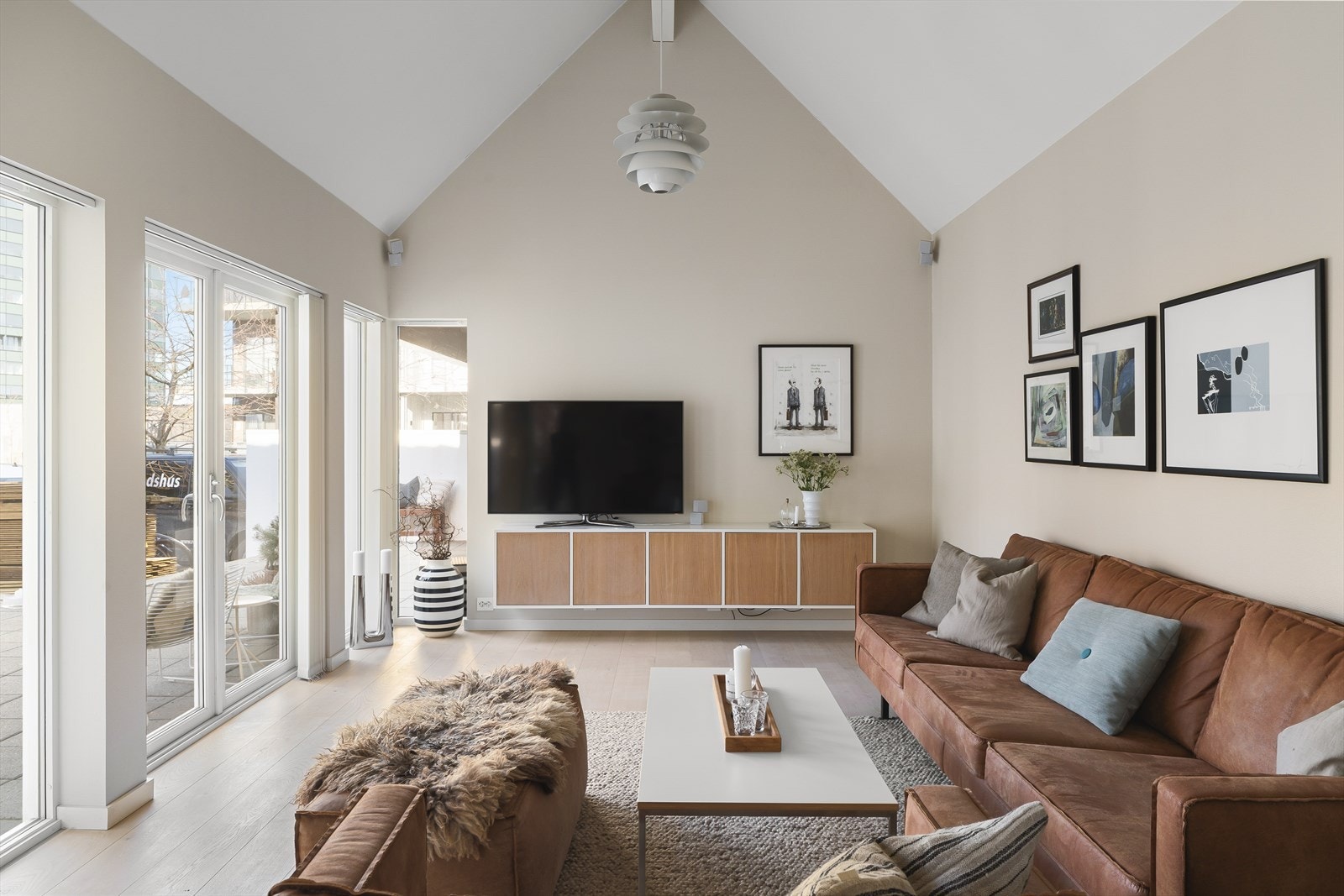 Vindu og dører til gulv - i tillegg til flott takhøyde. Listfrie overganger i tak. Galleribilde