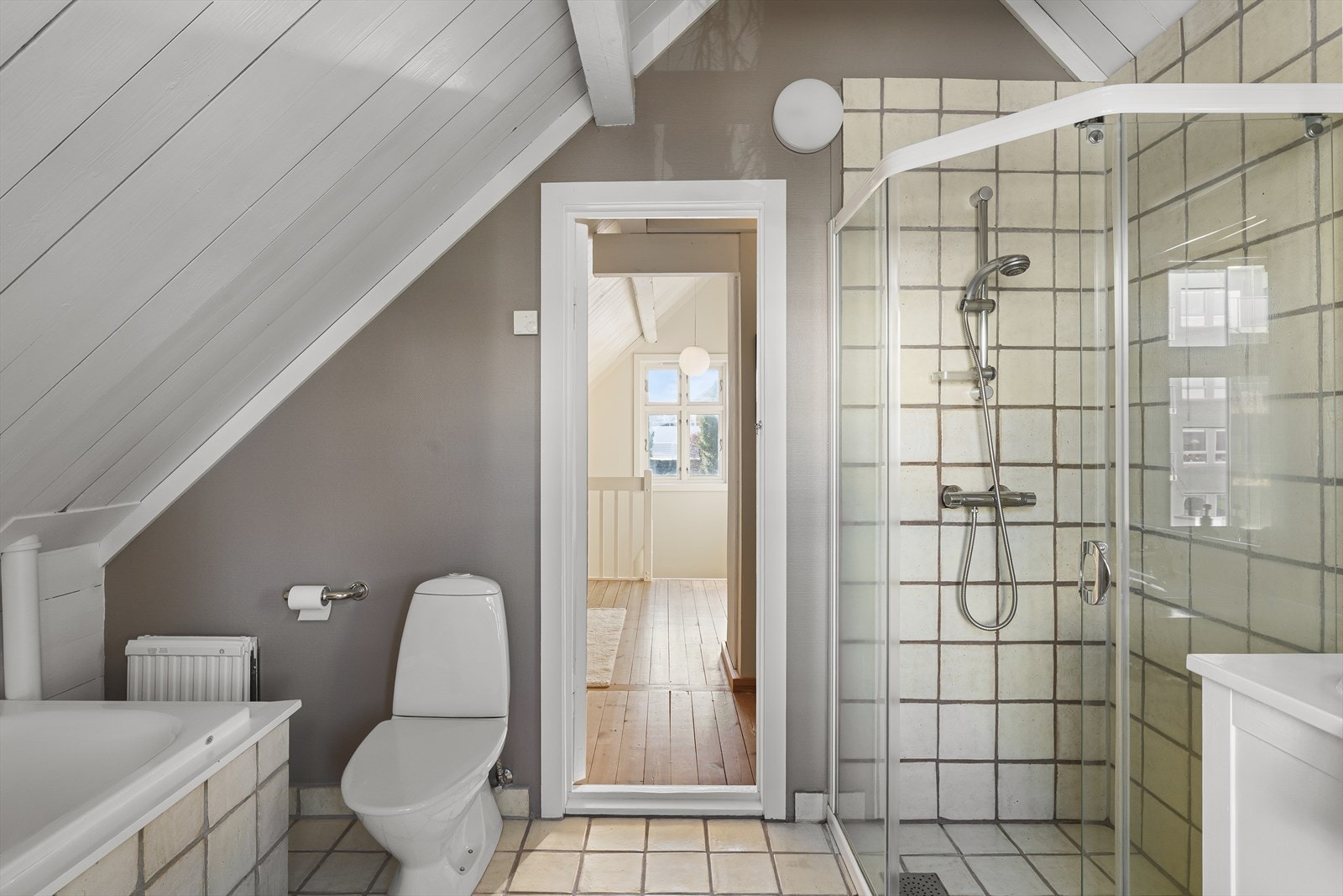 Dusjhjørne og badekar. Galleribilde