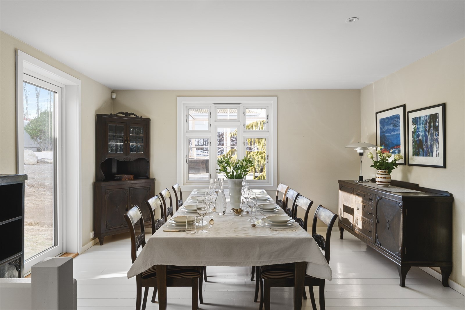 Delikat spisestue med plass til langt spisebord Galleribilde