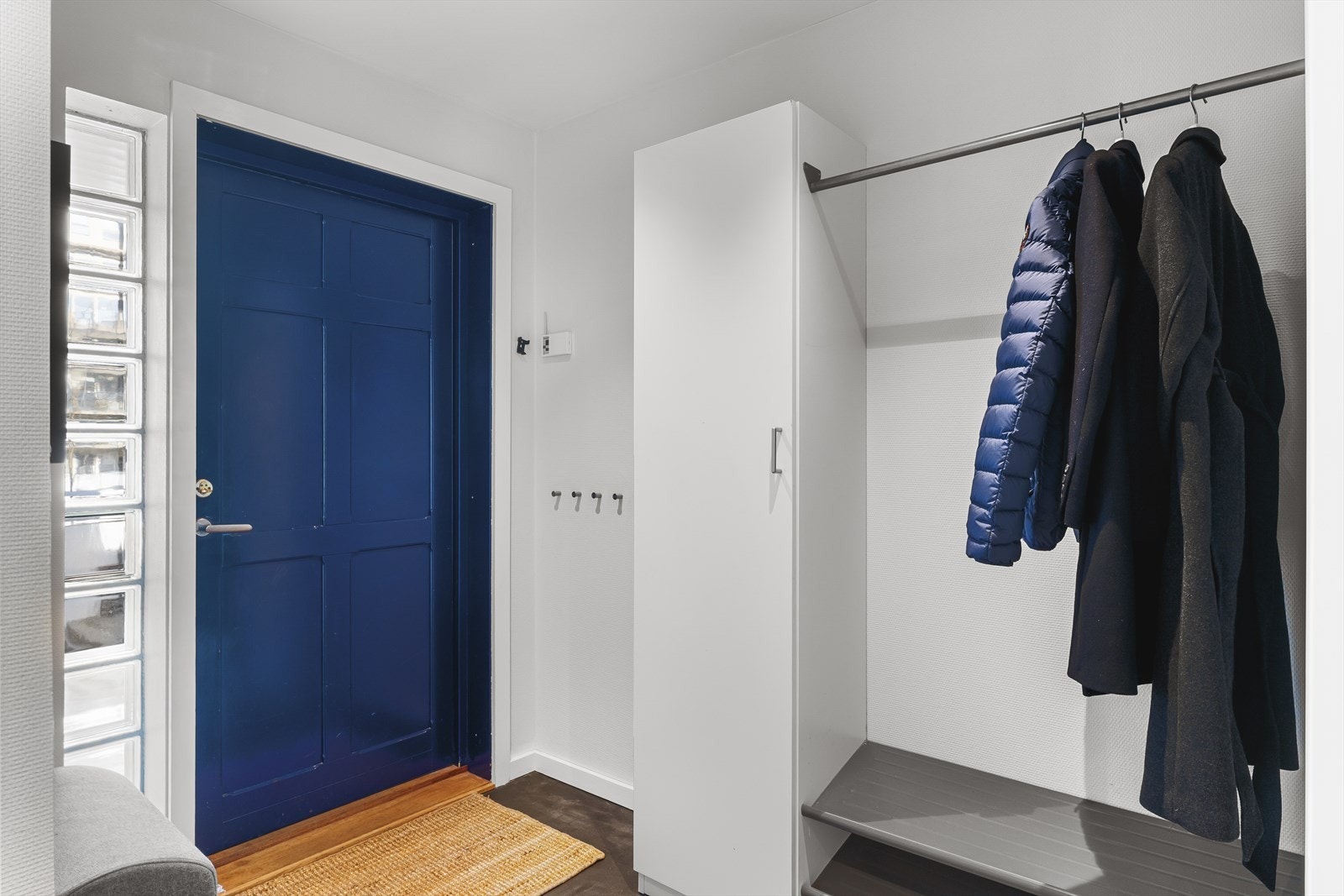 Hovedinngangsdør - med plass til oppheng av yttertøy og garderobeskap Galleribilde