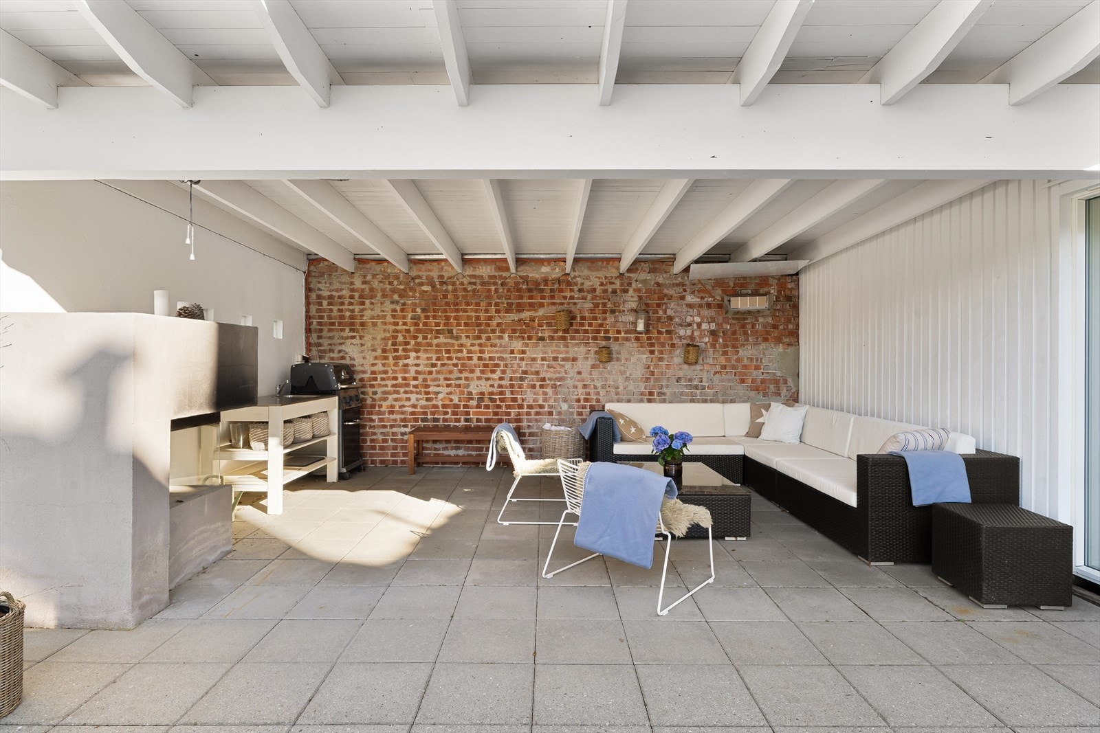 Flott uteområde med plass til stor sofagruppe, grill og peis. Betongheller på gulv gir enkelt vedlikehold. Teglstein og betong på vegger. Galleribilde