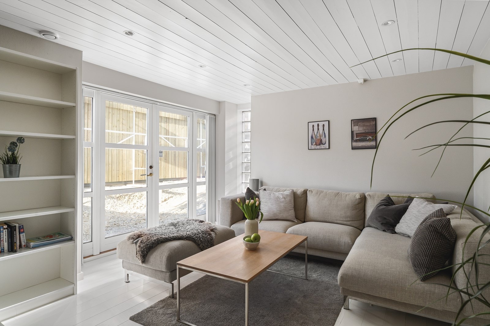 Lys og fin stue i underetasje med doble dører ut mot gårdsrom og hage. Galleribilde