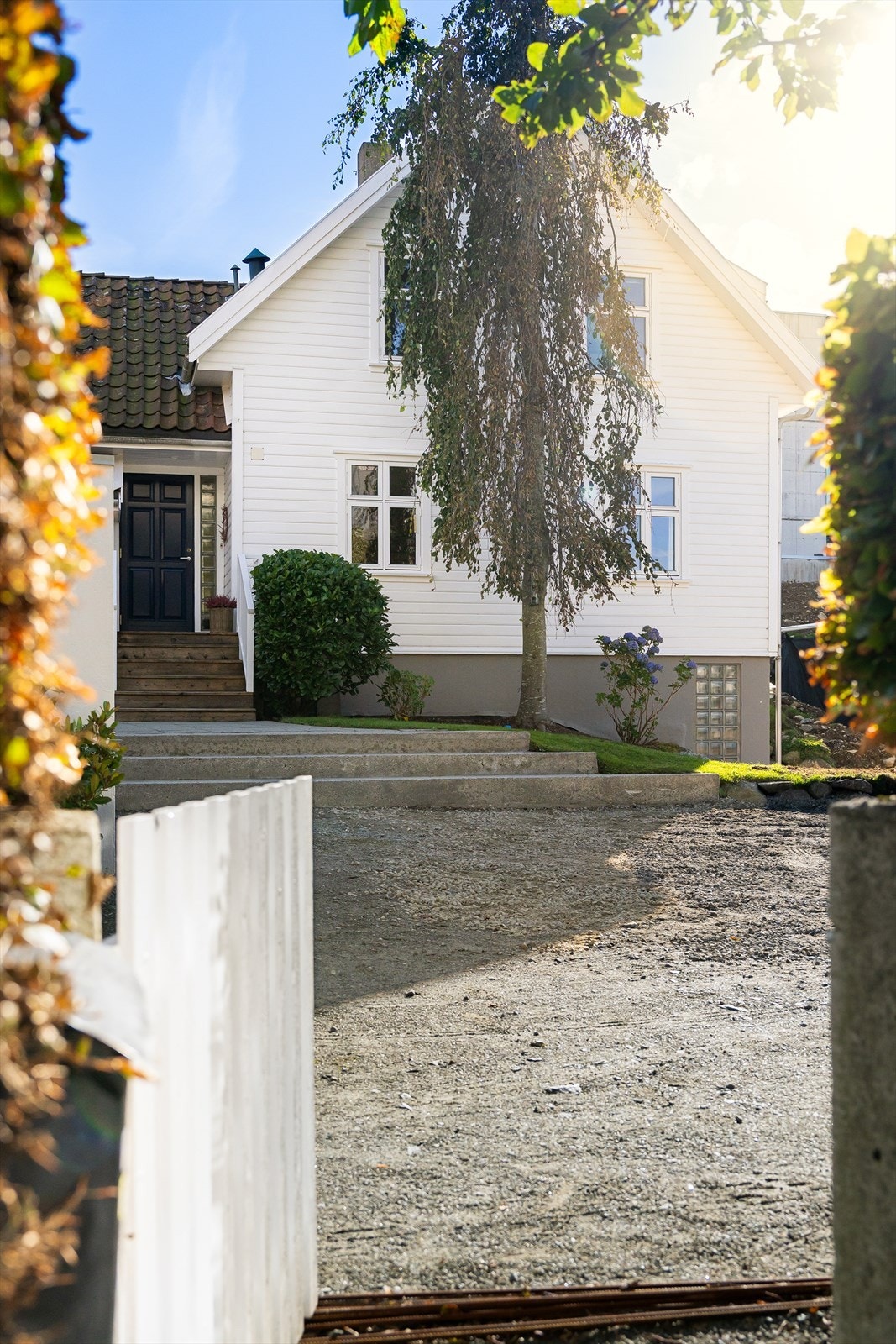 Eiendommen er pent opparbeidet med beplantning, gressplen og steinbelagte uteområder. Dagens eier vil påkoste og ferdigstille uteområde mellom bebyggelse, når naboeiendom er ferdigstilt. Galleribilde