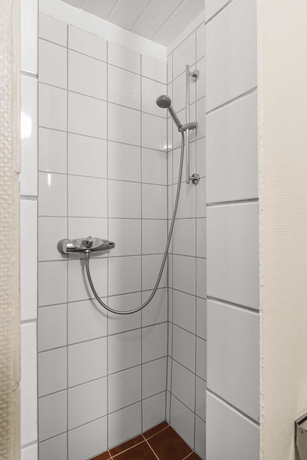 Flislagt dusj - bad i underetasje Galleribilde