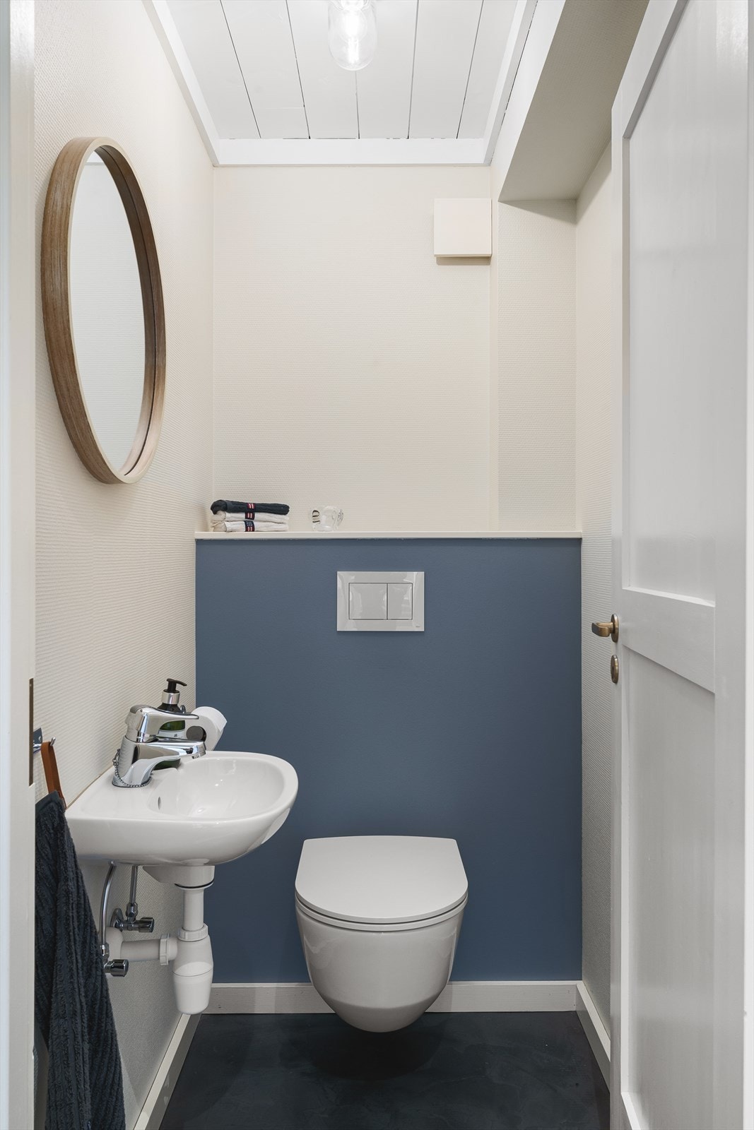 Gjestetoalett i hovedetasje med vegghengt toalett og vask. Microsement og vannbåren varme i gulv. Galleribilde