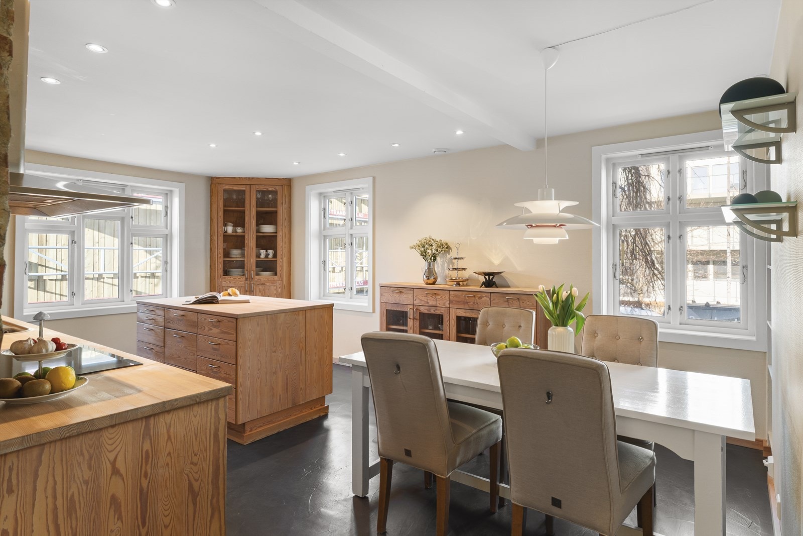 Kjøkkenet byr på på gode arbeidsflater samt rikelig med skap- og oppbevaringsplass. Galleribilde