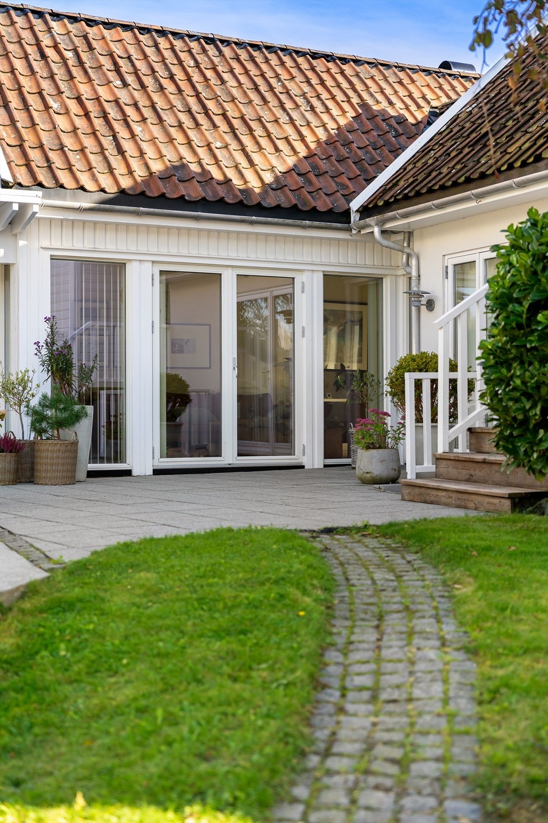 Boligen ble bygget i 1930 - dagens eier renoverte hele boligen i 1998, og bygget på i 2014. Takstein er fra opprinnelig byggeår og gir boligen et perfekt uttrykk Galleribilde