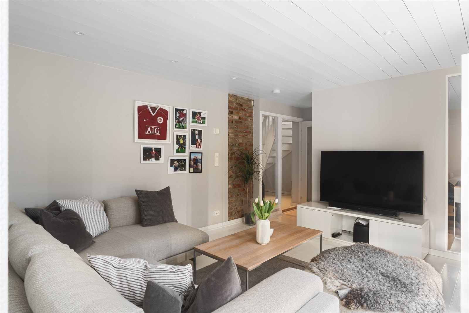 Stue i underetasje med plass til stor sofagruppe og TV Galleribilde