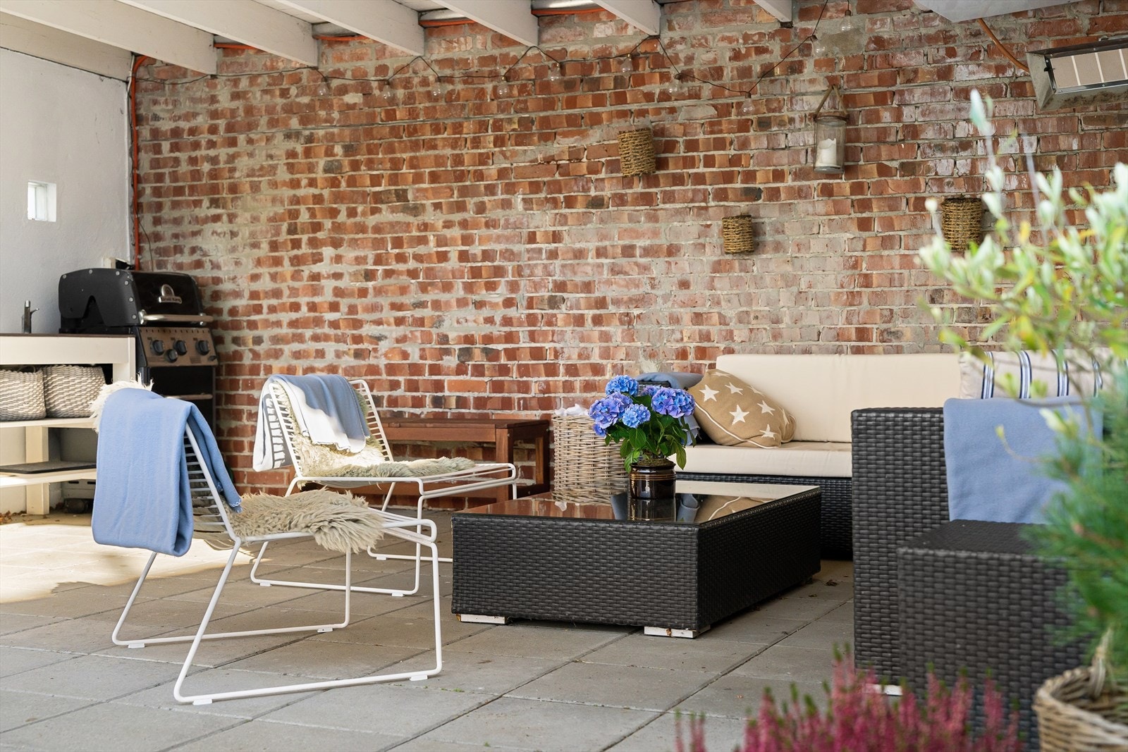 I 2014 ble boligen påbygget med ekstra stue innvendig og utvendig uteområde med overbygg. Flotte detaljer med teglstein på vegg, og belegningstein på gulv. Galleribilde