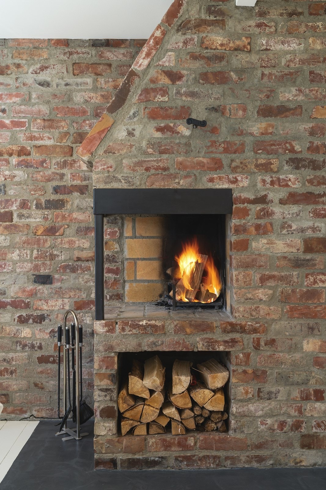 Åpen peis i spisestue - med flott original teglstein Galleribilde
