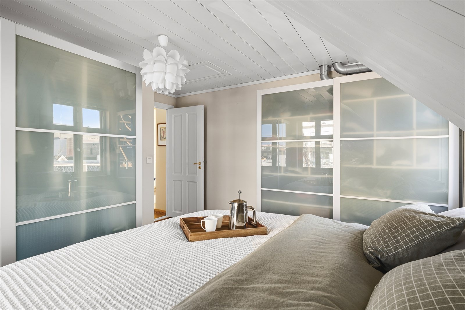 Det medfølger 2 stk skyvegarderober fra hovedsoverom Galleribilde