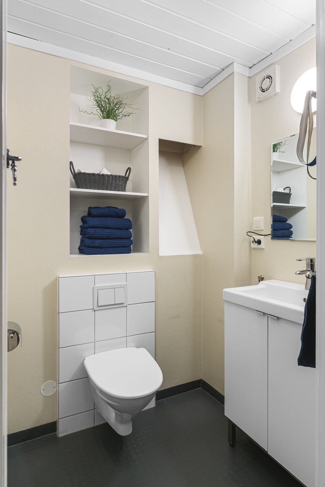 Bad i underetasje er oppgradert i 2015. Vegghengt toalett, vask i seksjon og dusjhjørne. Galleribilde