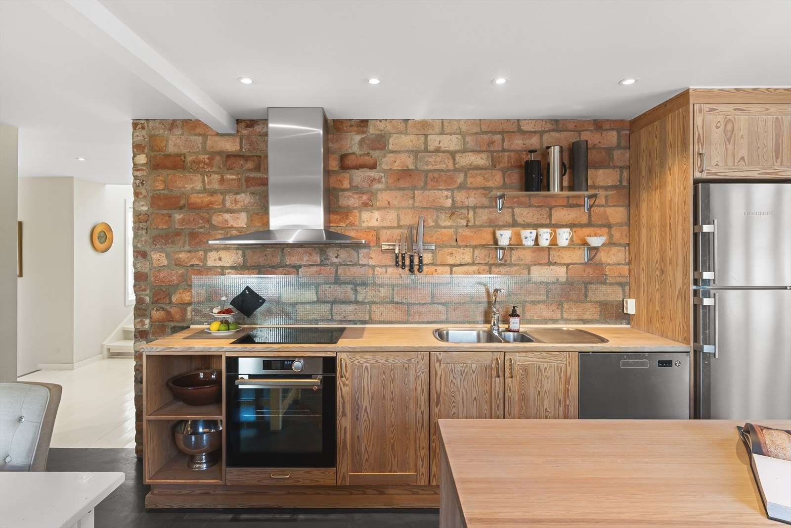 Gjennomført og helt tidsriktig kjøkken med perfekte detaljer til husets akustikk og stil. Galleribilde