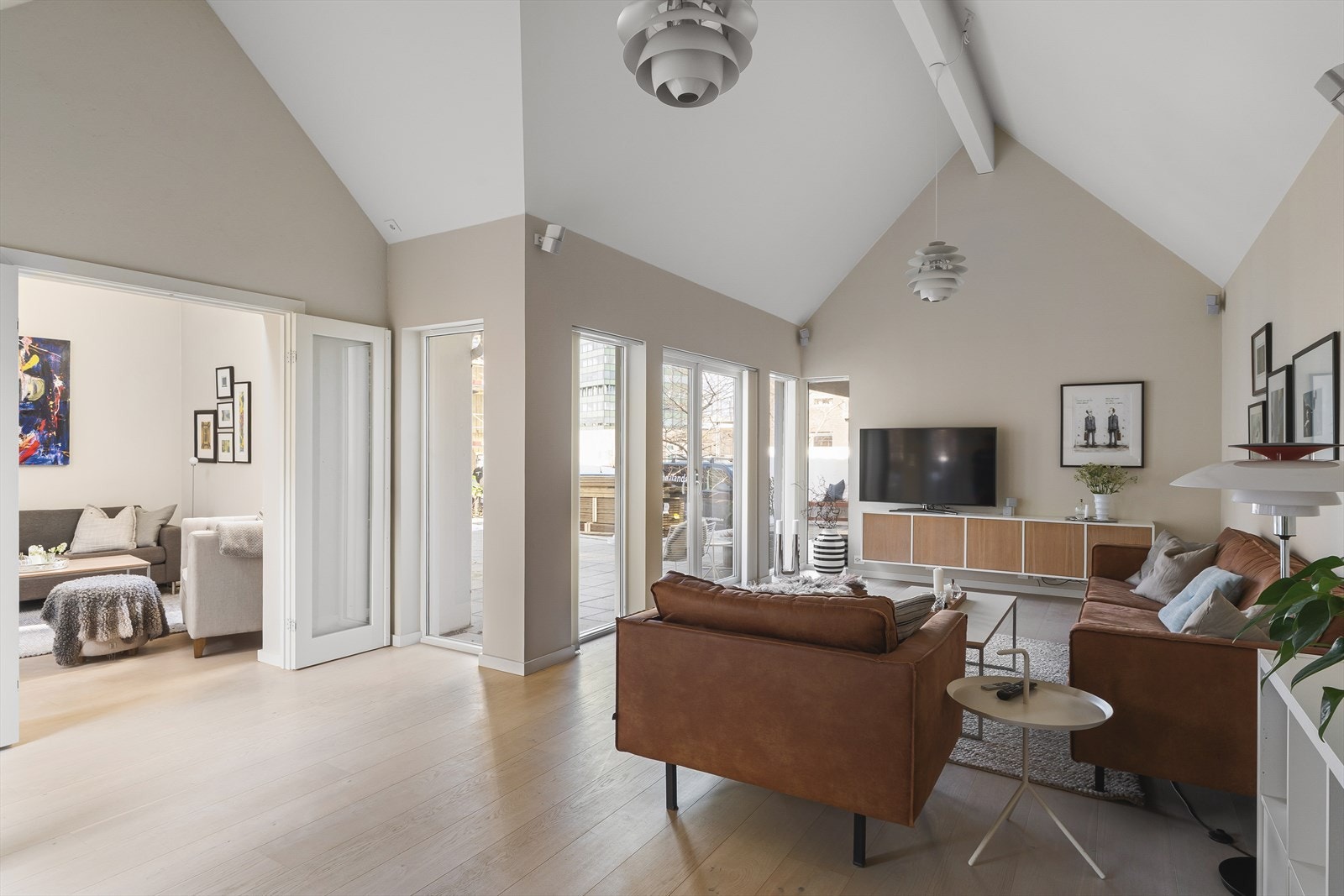 Stuen kan deles av med doble dører i glass. Galleribilde