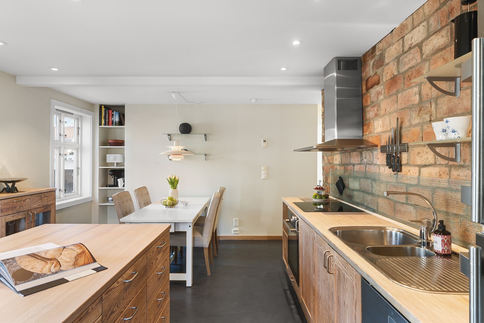 Tidløst og flott kjøkken i heltre. Galleribilde