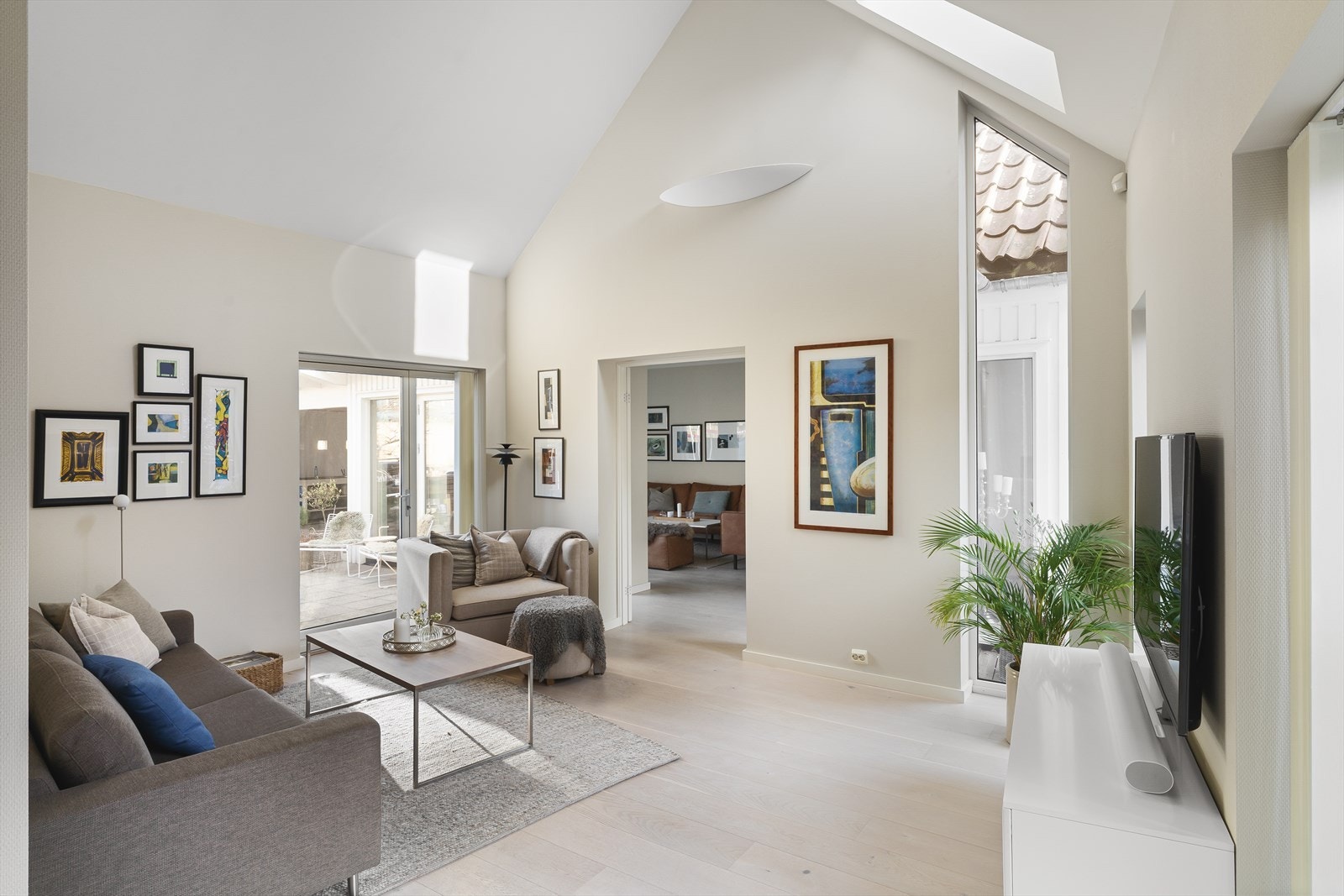 Terrassedører både til hage på fremsiden og på baksiden Galleribilde