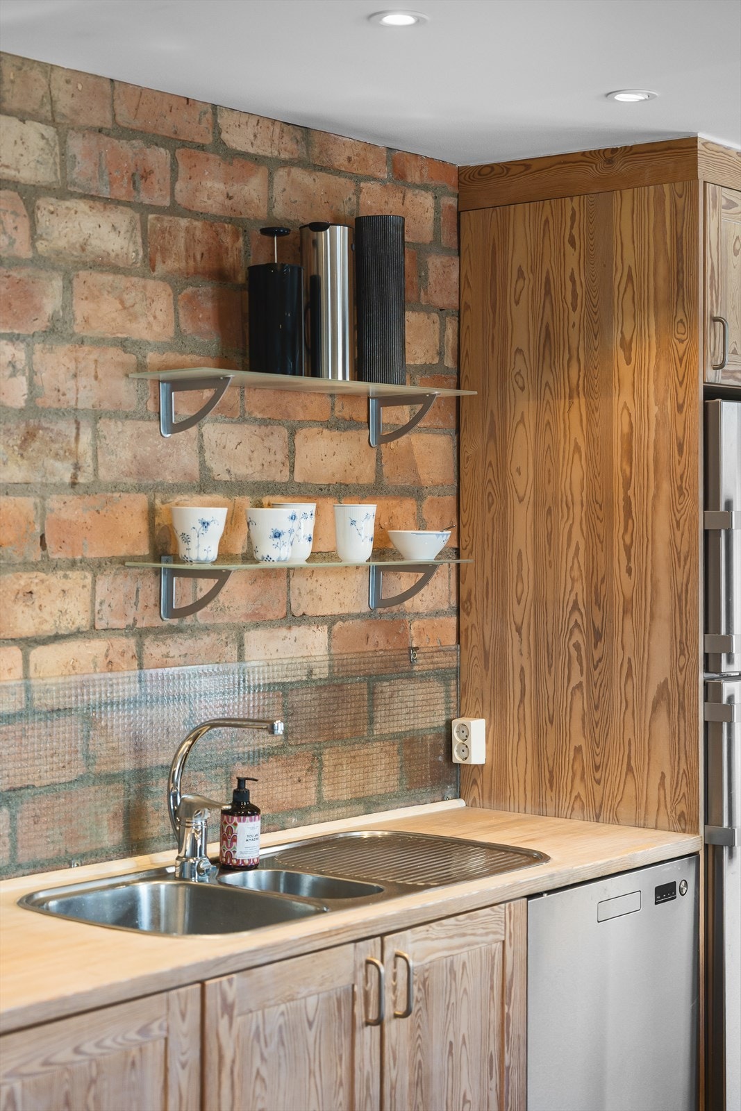 Teglstein og praktisk med glassplate over vask Galleribilde