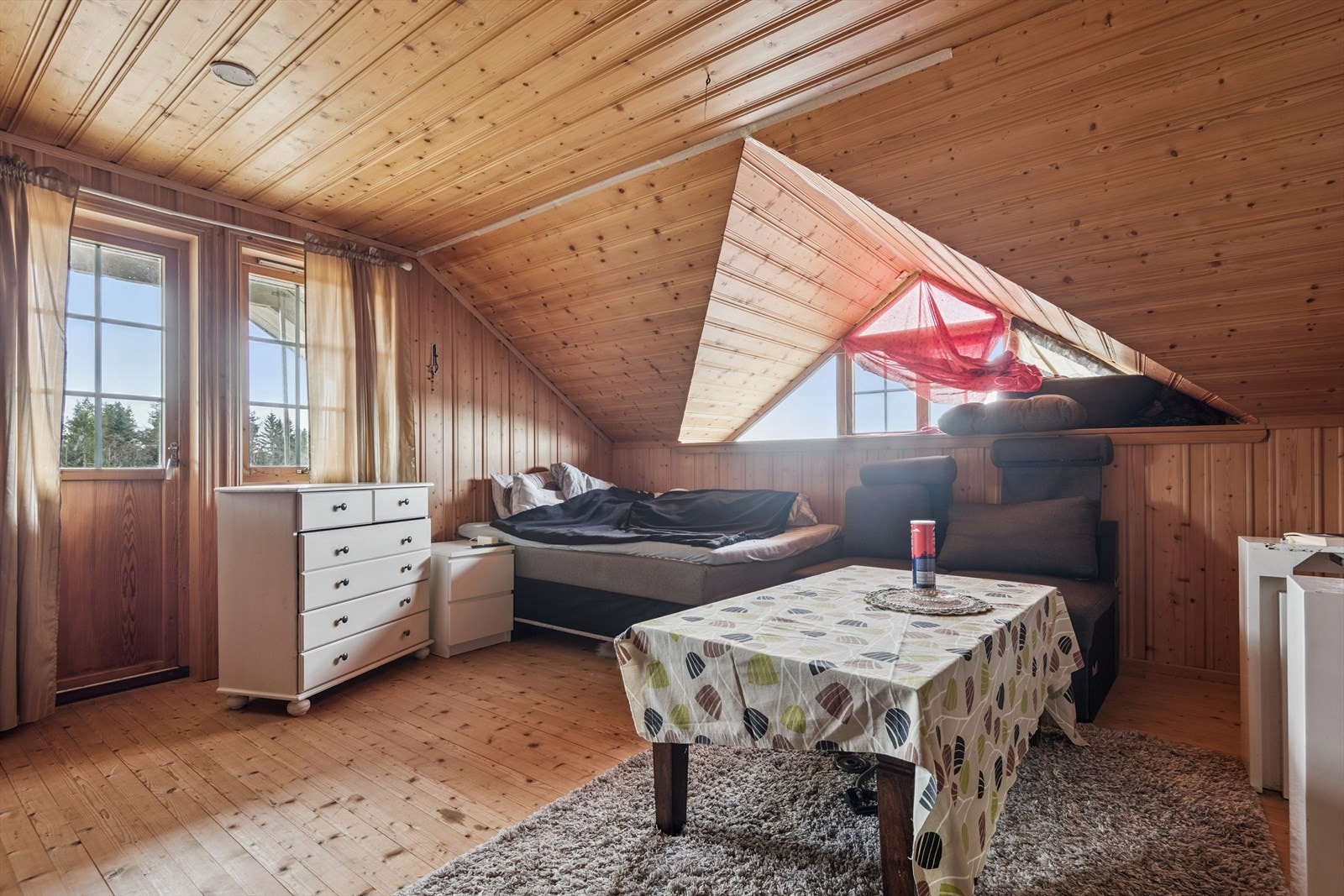 Soverom kårbolig 2. etg. med utgang til overbygd veranda Galleribilde