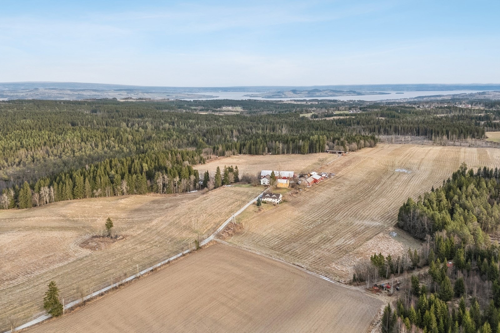 Oversiktsbilde mot øst, og med Mjøsa og Helgøya i bakgrunnen Galleribilde